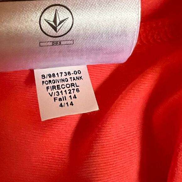 Gap Fit Forgiving Tank in Fire Coral.  Gray Shelf Bra.  Size Medium - Picture 7 of 7